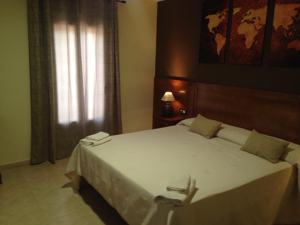 Habitación con cama extragrande y balcón